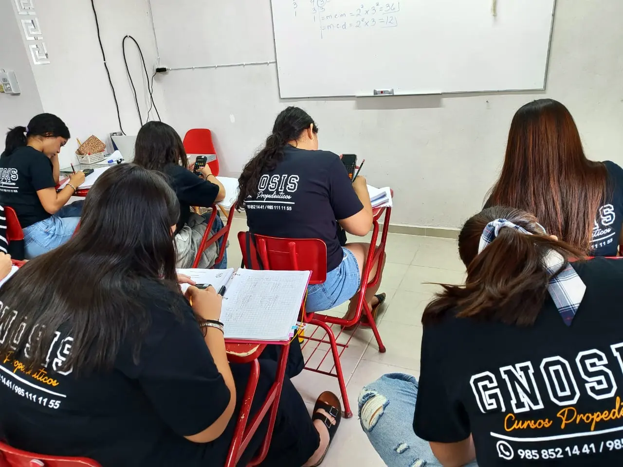 Estudiantes realizando simuladores.