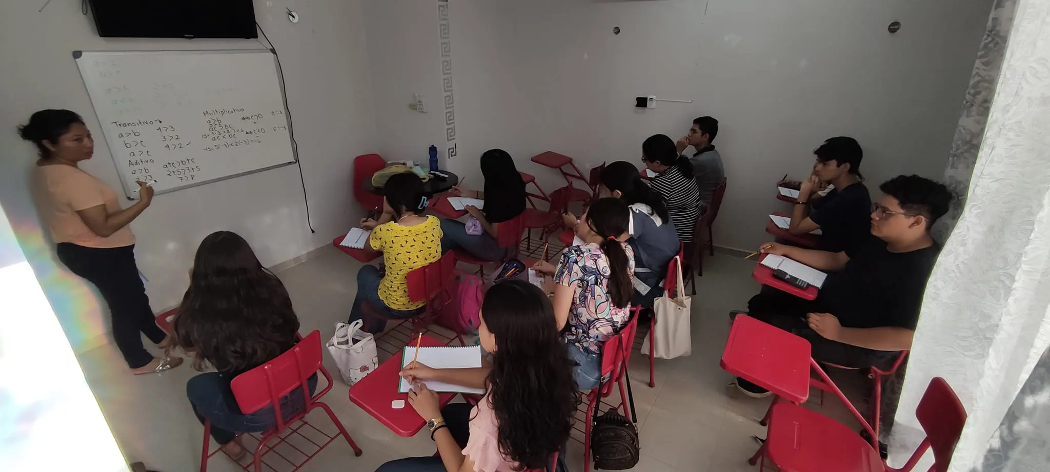 Estudiantes trabajando durante una clase.