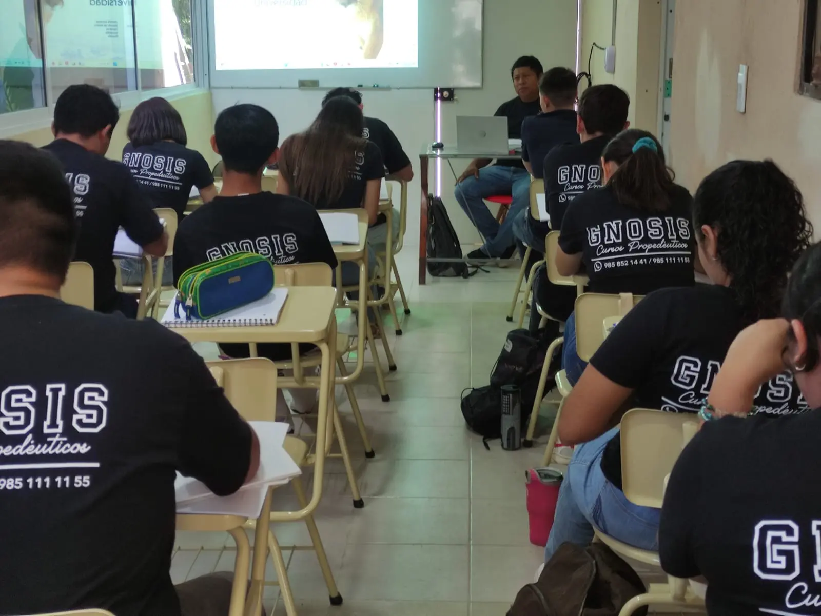 Salón de clases durante una lección.
